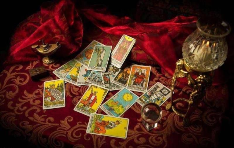 东方快评丨谨防中了“塔罗牌占卜”迷信之毒