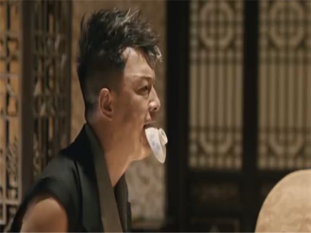 三栖大师给家明起了个金木水火土俱全的名字，家明乐了