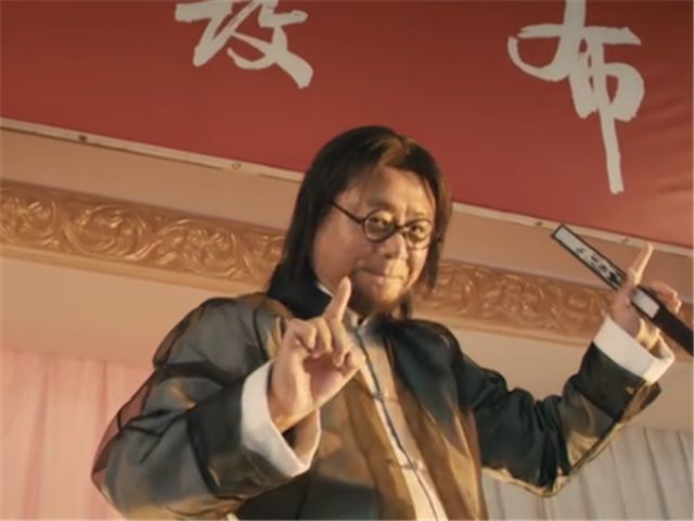 三栖大师给家明起了个金木水火土俱全的名字，家明乐了