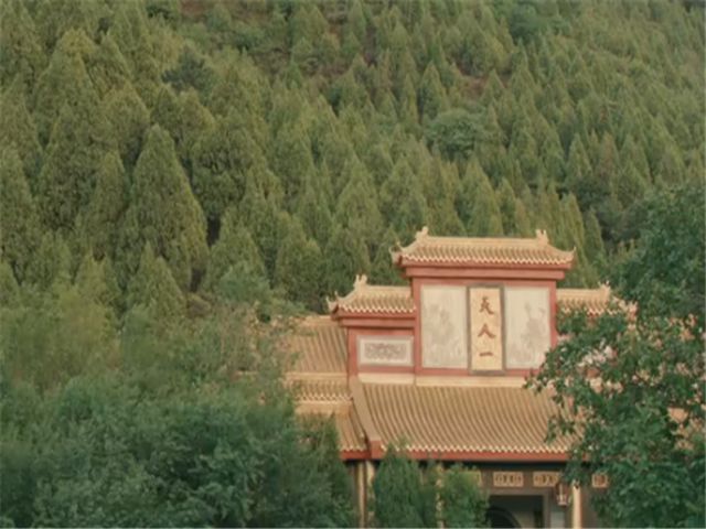 三栖大师给家明起了个金木水火土俱全的名字，家明乐了