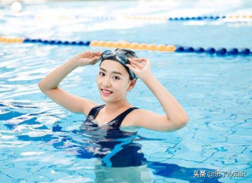 女性运动员的紧身衣备受争议，曾有粉丝试穿后，被勒得喘不过气来