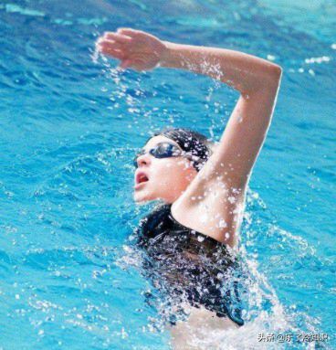 女性运动员的紧身衣备受争议，曾有粉丝试穿后，被勒得喘不过气来