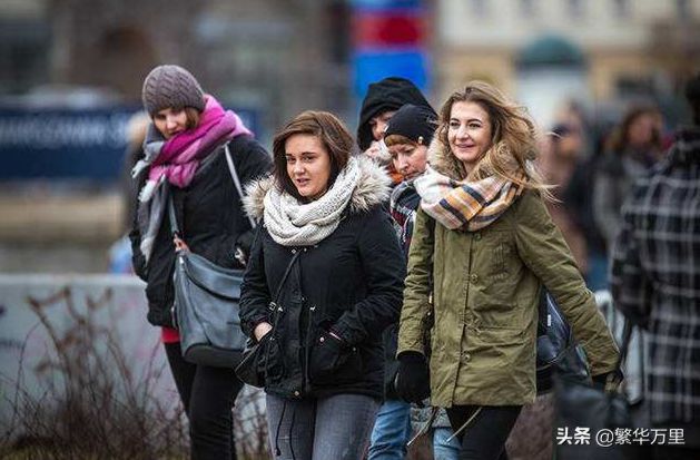 波兰经济超越陕西省，人口3800多万，普通人一月工资多少钱？