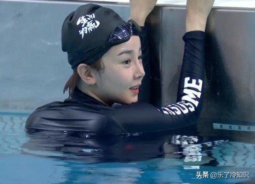 女性运动员的紧身衣备受争议，曾有粉丝试穿后，被勒得喘不过气来