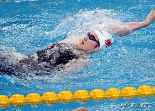 女性运动员的紧身衣备受争议，曾有粉丝试穿后，被勒得喘不过气来