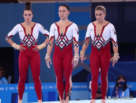 女性运动员的紧身衣备受争议，曾有粉丝试穿后，被勒得喘不过气来