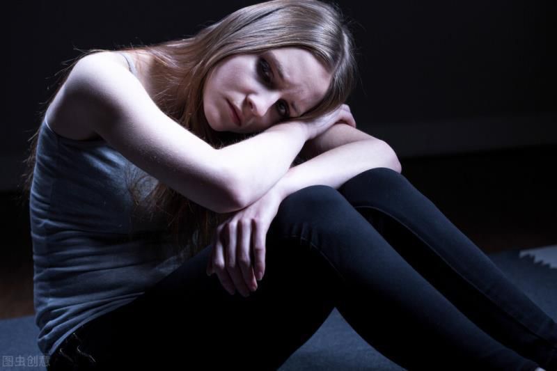 摩羯座不回消息要不要找他她，摩羯男聊着突然不回复了