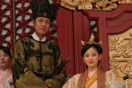 此人6岁时碰破了头，相士惊呼：“妙，异日必大贵”，竟预言成真