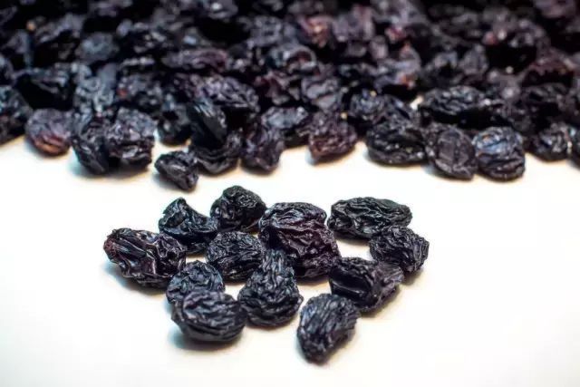 黑加仑和葡萄的区别图片，黑加仑完整树图片