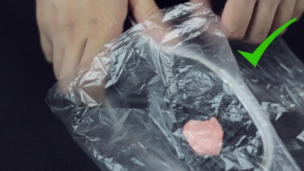 口香糖粘在鞋子上如何怎么弄掉，去除鞋底口香糖残胶的妙招