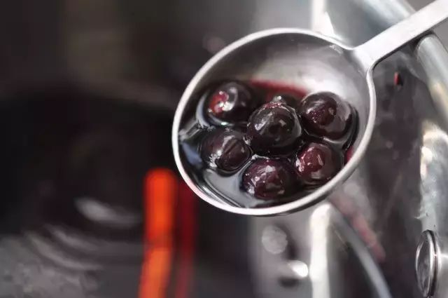 黑加仑和葡萄的区别图片，黑加仑完整树图片