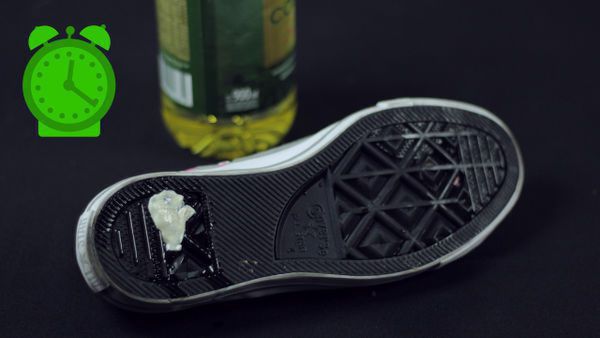 口香糖粘在鞋子上如何怎么弄掉，去除鞋底口香糖残胶的妙招