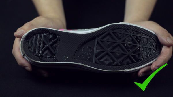 口香糖粘在鞋子上如何怎么弄掉，去除鞋底口香糖残胶的妙招