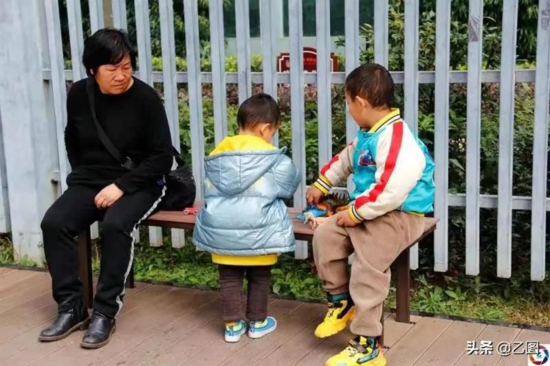 孩子过生日，每年婆婆都是给200元红包，我妈都是给600