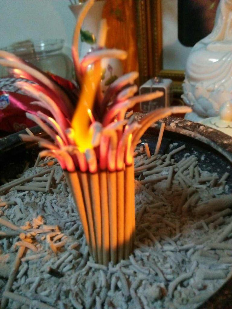 农村神婆（看香的），你知道是怎么看的吗？
