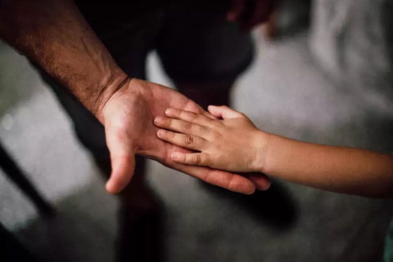 为什么面善的人招小孩喜欢？小孩和成人一样，会根据面相判断人