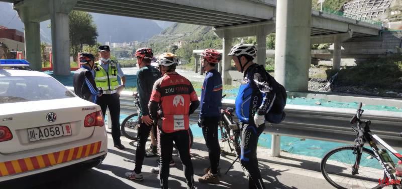 惊险！7人自行车队竟在高速公路骑行穿梭 幸被交警及时发现