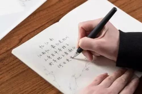 为什么不能用红笔写名字？小时候都被说过的举手