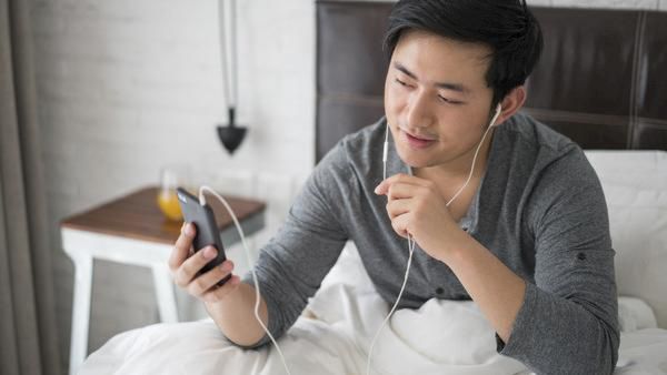 晚上看“成人网”别心存侥幸！你早被人安排上了，手机已被人利用