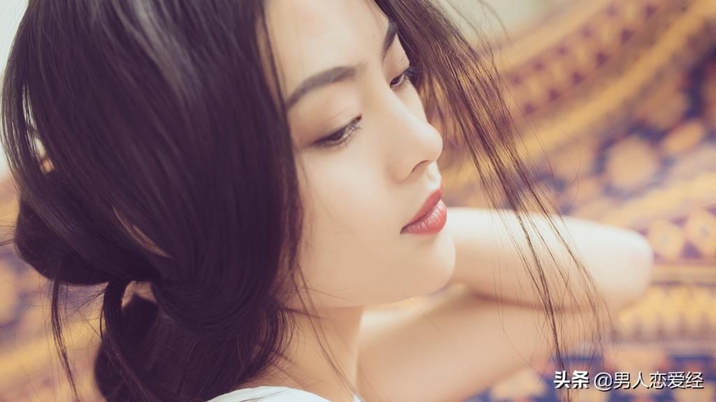 心理学拍肩膀暗示什么意思,领导拍女下属肩膀的含义