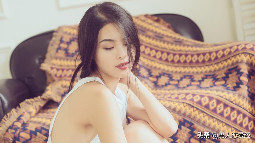 心理学拍肩膀暗示什么意思,领导拍女下属肩膀的含义