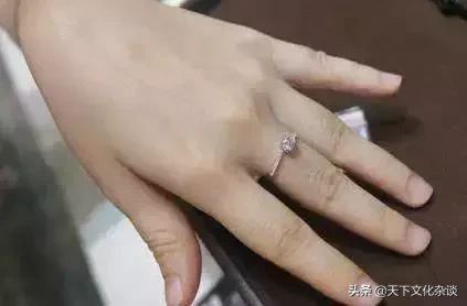 女人手指粗短是什么命手掌肉多,女人手胖有福还是手瘦有福