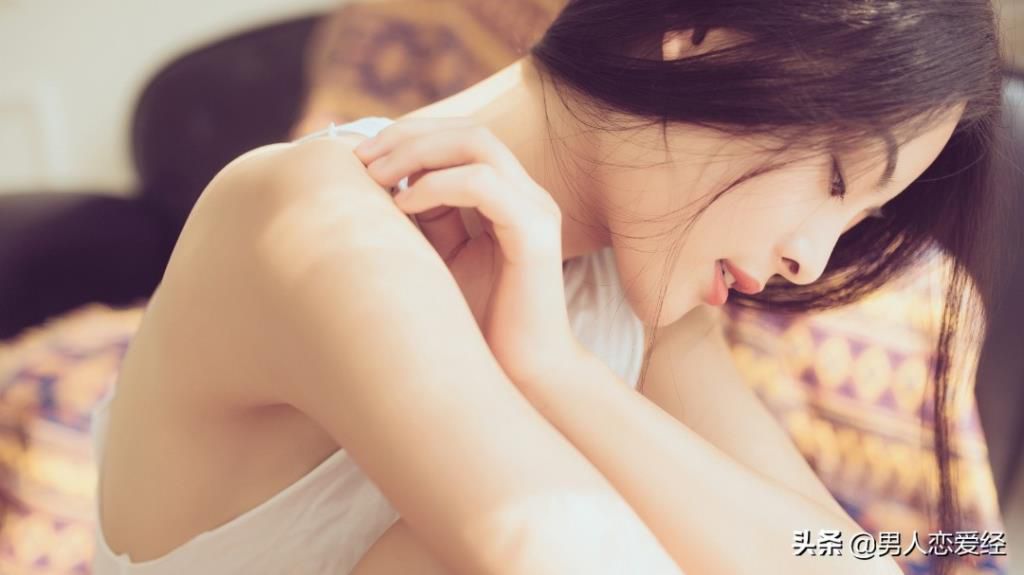 心理学拍肩膀暗示什么意思,领导拍女下属肩膀的含义