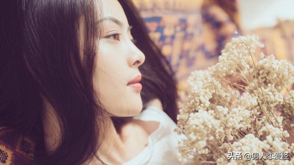 心理学拍肩膀暗示什么意思,领导拍女下属肩膀的含义