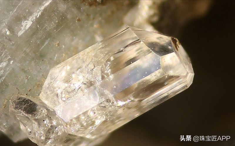 可怜的“背锅”侠？赛黄晶宝石多少钱一克拉