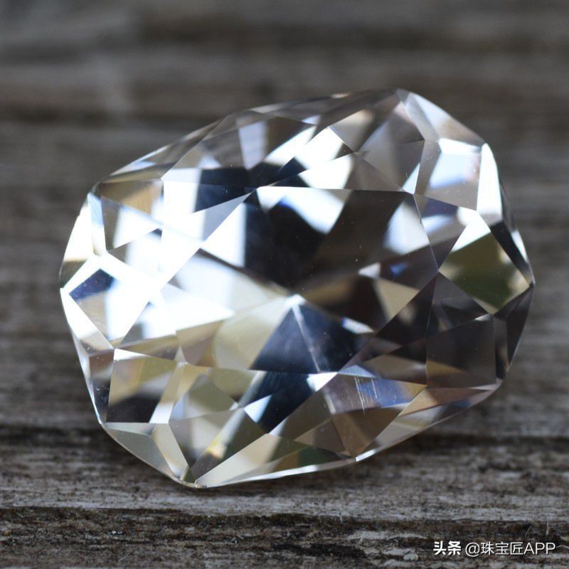 可怜的“背锅”侠？赛黄晶宝石多少钱一克拉