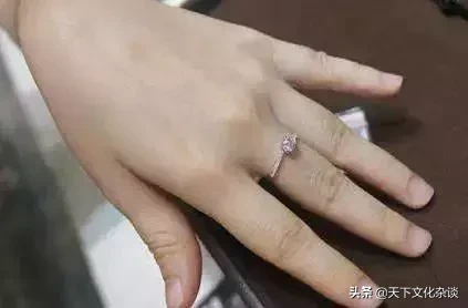 女人手指粗短是什么命运，  女人手指粗短是什么命