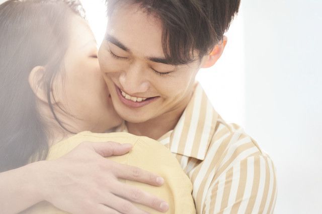 男生想吻女生的瞬间时候，男人想亲你的前兆