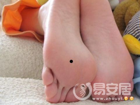 女人脚底板长痣的痣相图解，女人右脚底有痣的命运图