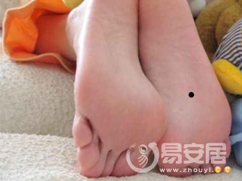 女人脚底板长痣的痣相图解，女人右脚底有痣的命运图