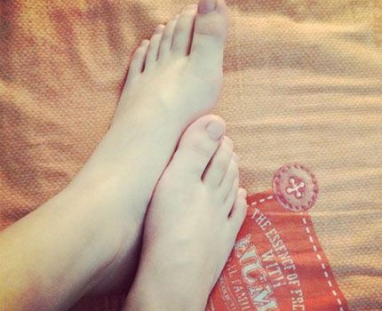 女人脚底板长痣的痣相图解，女人右脚底有痣的命运图