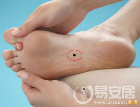 女人脚底板长痣的痣相图解，女人右脚底有痣的命运图