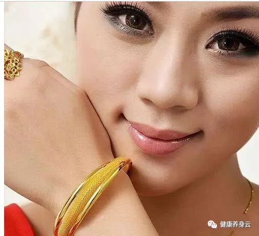 为什么玉镯不能戴左手风水，五大生肖不适合戴玉