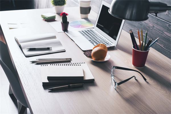 办公桌电脑摆放风水，办公桌摆放风水正确图