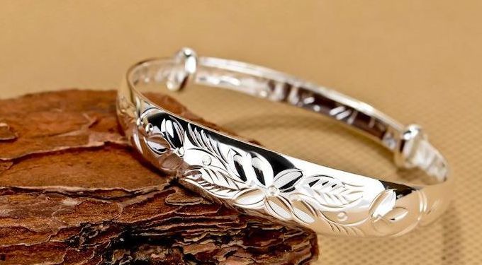 女人银镯子的正确戴法风水，银手镯戴哪只手吉利