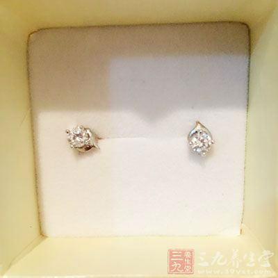 女人戴耳环的风水禁忌图片，女人戴耳环的寓意