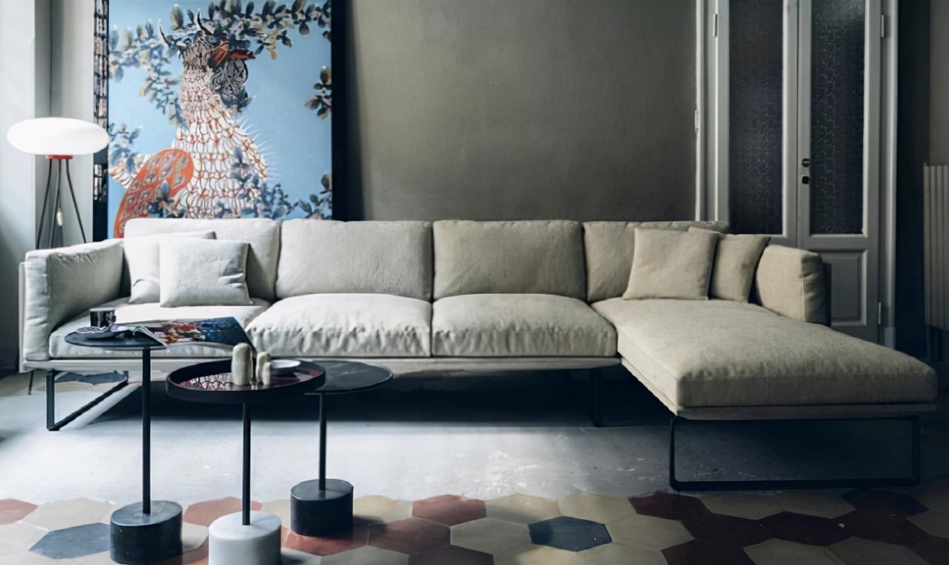 客厅沙发摆放风水吉位视频，客厅坐东朝西是死人位吗