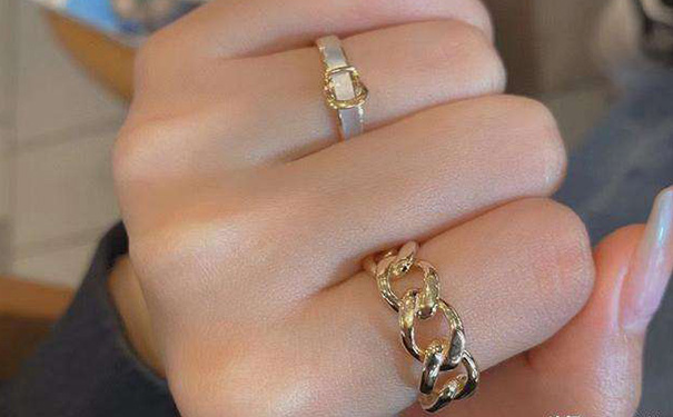 尾戒防小人的戴法黄金，尾戒风水功效