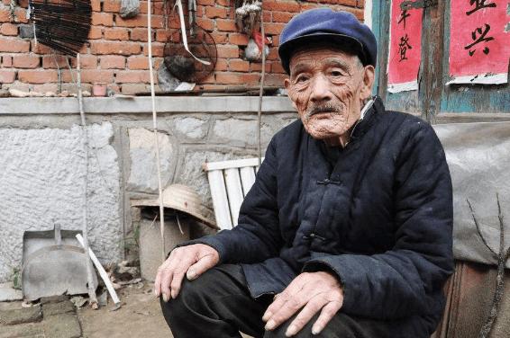 屋后有坟墓风水怎样处理,风水先生说屋后有坟好 屋后有坟墓风水怎样处理,风水先生说屋后有坟好