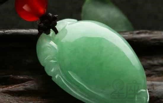 属狗的戴什么玉吊坠好呢,2022属狗要小心一个人 属狗的戴什么玉吊坠好呢,2022属狗要小心一个人