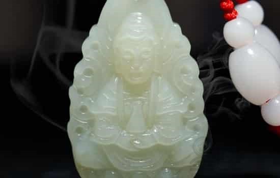 属狗的戴什么玉吊坠好呢,2022属狗要小心一个人 属狗的戴什么玉吊坠好呢,2022属狗要小心一个人