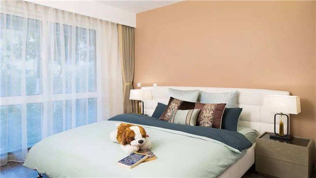 房间床的位置摆放看风水，活人睡东西死人睡南北