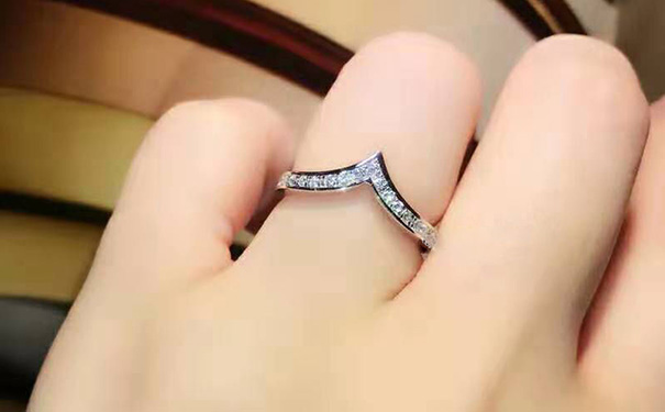 尾戒防小人的戴法黄金，尾戒风水功效