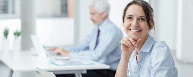 老板桌上物件怎么摆放好看，老板的办公桌摆放风水朝向