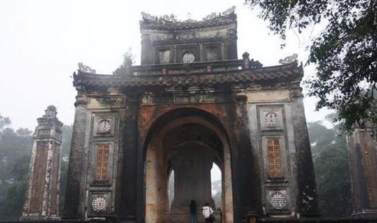 风水墓地好的征兆，爷爷奶奶的坟影响谁