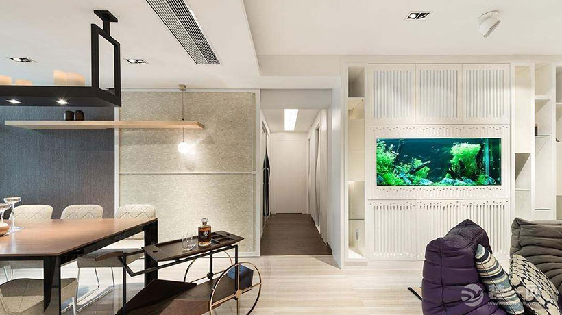 鱼缸摆放什么位置最佳风水，入户门进门看见鱼缸好吗